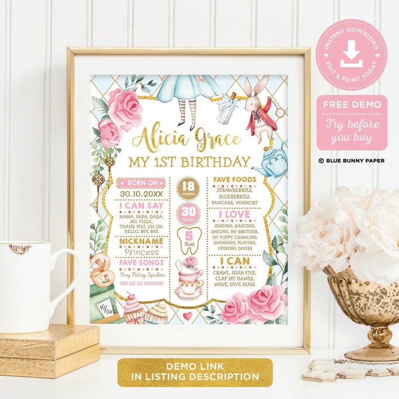 Op de afbeelding: Een ingelijste Alice in Wonderland-thema eerste verjaardag print. De print toont de naam "Alicia Grace" en details zoals geboortedatum, gewicht (8,2 kg) en lengte (76 cm). Het bevat favoriete gerechten, dingen waar het kind van houdt en dingen die ze kan.