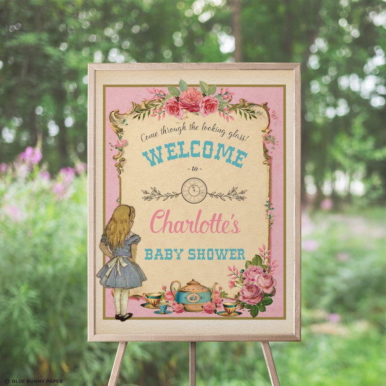 Może przedstawiać: R&oacute;żowo-niebieski znak powitalny na baby shower w stylu Alicji w Krainie Czar&oacute;w z vintage'owym wzorem kwiatowym. Na znaku znajduje się kresk&oacute;wkowa postać Alicji trzymającej filiżankę i czajnik. Tekst na znaku brzmi "Come through the looking glass! Welcome to Charlotte's Baby Shower".