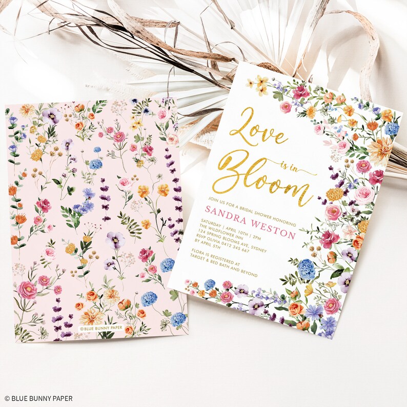 Peut inclure: Une invitation de f&ecirc;te pr&eacute;nuptiale florale avec le texte "Love is in Bloom" en lettres dor&eacute;es. L'invitation est d&eacute;cor&eacute;e d'une bordure de fleurs aquarelle dans des tons de rose, violet, bleu, jaune et orange. Le texte sur l'invitation se lit comme suit : "Rejoignez-nous pour une f&ecirc;te pr&eacute;nuptiale en l'honneur de Sandra Weston, samedi 10 avril, 14h00, The Wildflower Inn, 124 Spring Blooms Ave, Sydney, RSVP Olivia 0412 345 667 avant le 5 avril. Flora est inscrite chez Target & Bed Bath and Beyond."