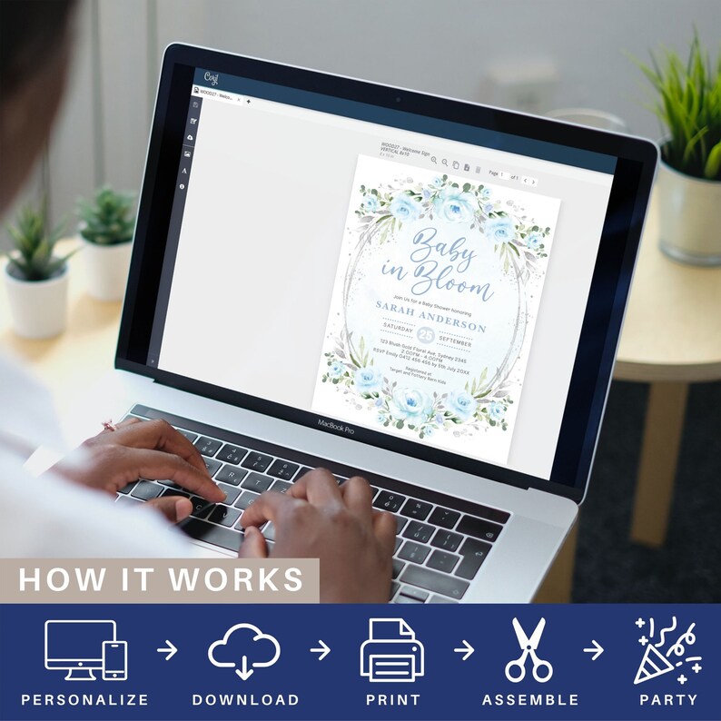 Peut inclure: Un ordinateur portable affiche un faire-part de baby shower avec des fleurs bleues et l'inscription "Baby in Bloom". L'&eacute;cran montre &eacute;galement les &eacute;tapes : Personnaliser, T&eacute;l&eacute;charger, Imprimer, Assembler et F&ecirc;te.