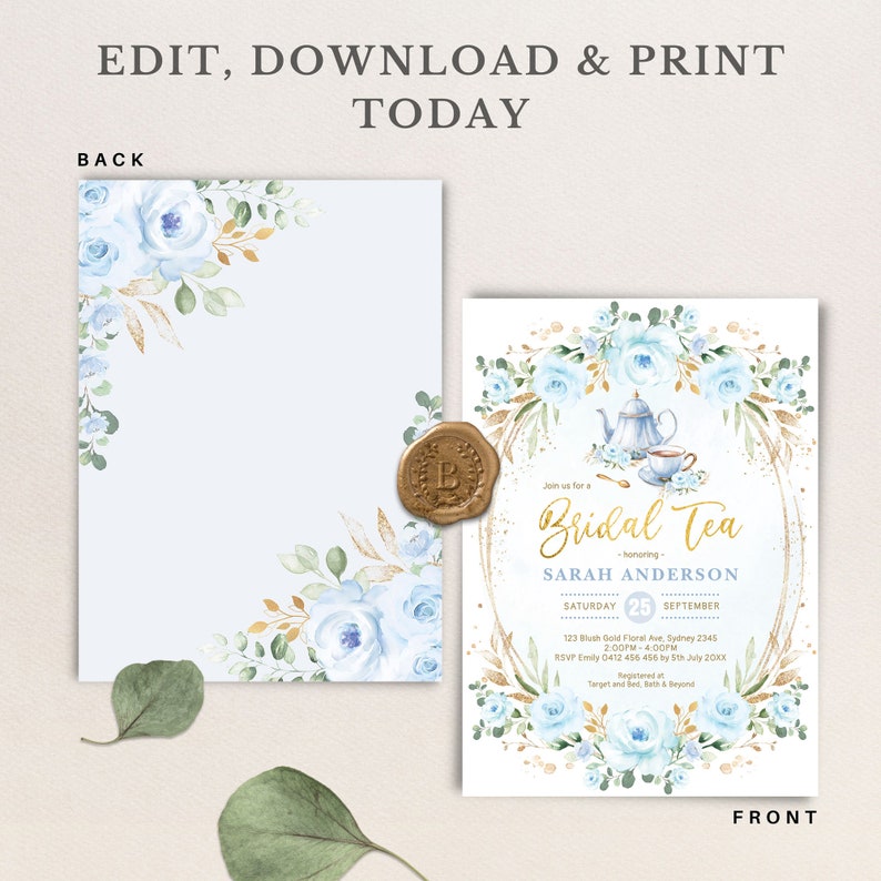 Puede incluir: Una invitaci&oacute;n de despedida de soltera azul y dorada con un dise&ntilde;o floral y una tetera y una taza de t&eacute;. El texto dice "Join us for a Bridal Tea honoring Sarah Anderson S&aacute;bado 25 de septiembre 123 Blush Gold Floral Ave, Sydney 2345 2:00PM-4:00PM RSVP Emily 0412 456 456 antes del 5 de julio de 20XX Registrado en Target y Bed Bath & Beyond"