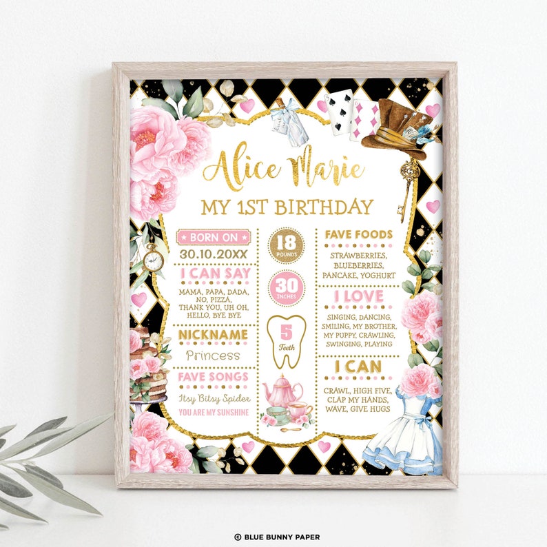 Puede incluir: Un letrero enmarcado del primer cumplea&ntilde;os con el tema de Alicia en el pa&iacute;s de las maravillas. El letrero presenta detalles florales rosas, letras doradas y un patr&oacute;n de diamantes en blanco y negro. Mide 76 cm de alto.