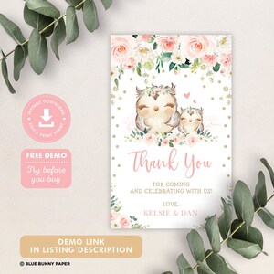 Peut inclure: Carte de remerciement avec un design floral rose et or repr&eacute;sentant deux hiboux. Le texte dit "Merci" avec le message "Pour &ecirc;tre venu et avoir c&eacute;l&eacute;br&eacute; avec nous ! Avec amour, Kelsie & Dan".