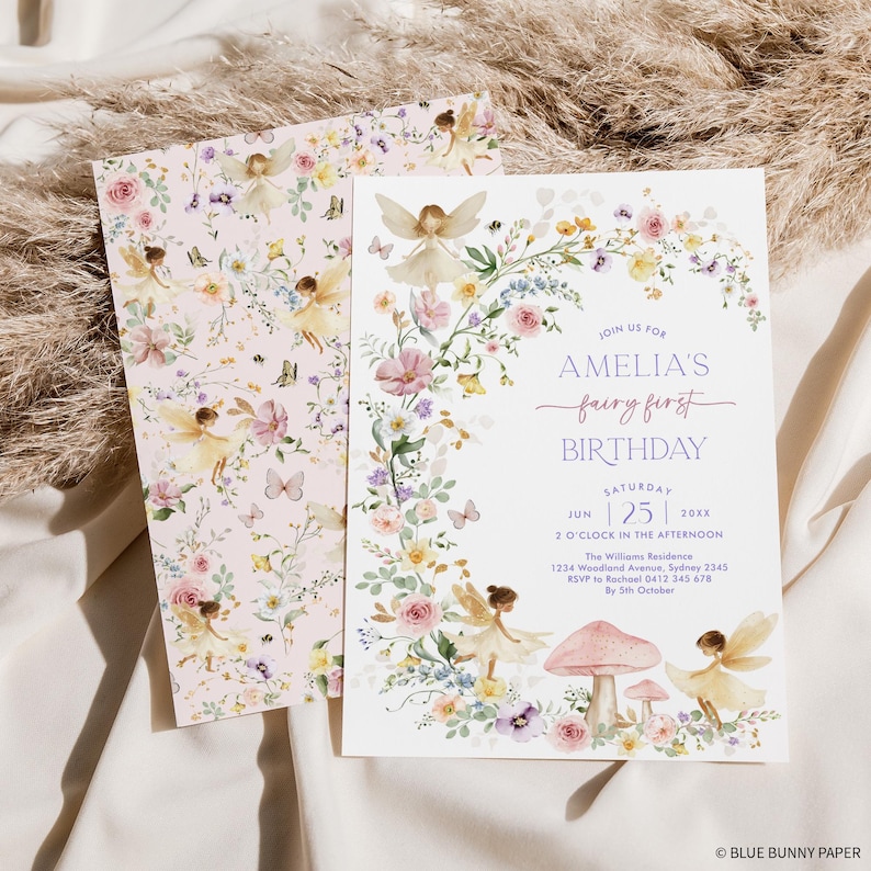 Peut inclure: Une invitation rose et blanche avec une bordure florale et une illustration de f&eacute;e. Le texte indique "Rejoignez-nous pour le premier anniversaire de f&eacute;e d'Amelia. Samedi 25 juin 20XX, 14h00. La r&eacute;sidence Williams, 1234 Woodland Avenue, Sydney 2345. RSVP &agrave; Rachel 0412 345 678 avant le 5 octobre. Blue Bunny Paper."
