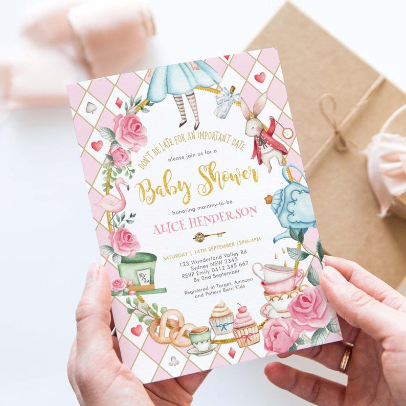 Pode incluir: Convite para ch&aacute; de beb&eacute; com tema Alice no Pa&iacute;s das Maravilhas, com design rosa e dourado. O convite apresenta ilustra&ccedil;&otilde;es de Alice, o Coelho Branco, ch&aacute;venas de ch&aacute;, rosas e os detalhes do evento.