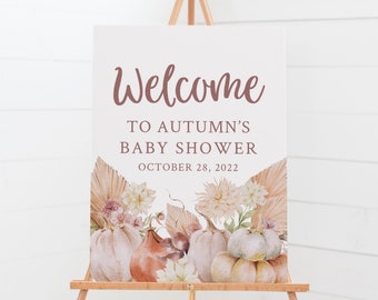 Könnte beinhalten: Willkommensschild für eine Babyparty im Herbst-Thema. Das Schild zeigt eine Aquarell-Illustration von Kürbissen, Blättern und Blumen in Braun-, Beige- und Weißtönen. Der Text "Welcome to Autumn's Baby Shower" ist in einer kursivschriftlichen Schrift in einem staubigen Rosaton geschrieben. Das Datum "October 28, 2022" ist unter dem Text in einer kleineren Schrift geschrieben.