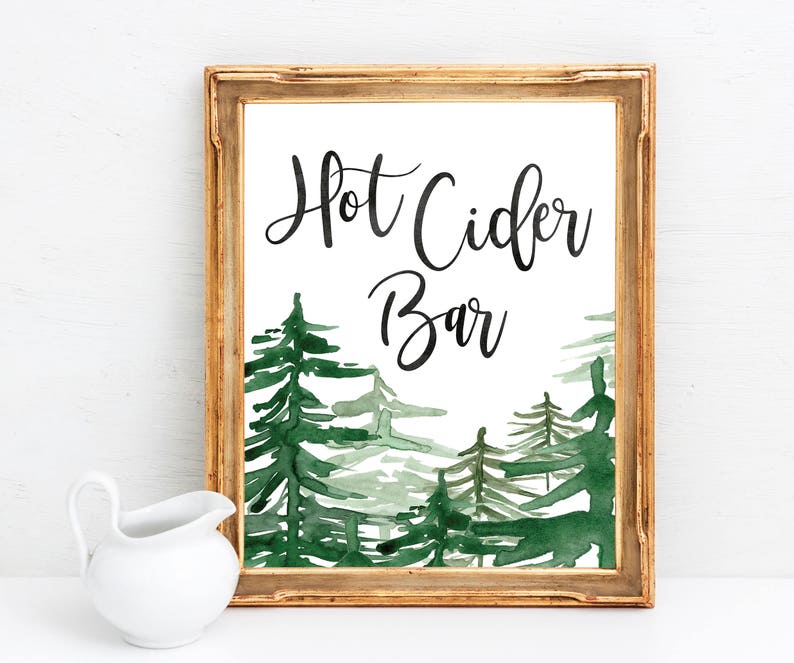 Peut inclure: Une affiche imprimable avec un fond aquarelle d'arbres verts et le texte "Hot Cider Bar" en noir.