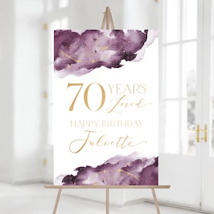 Alles Gute zum Geburtstag Willkommensschild | Jedes Alter | Meilenstein Geburtstagsposter zum Ausdrucken | Gold und Lila Party Dekorationen | 70 Jahre Geliebt Zeichen