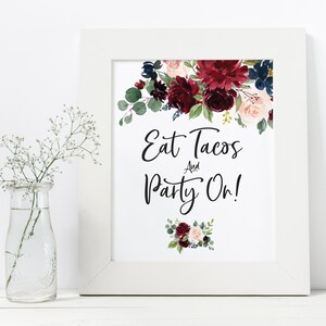 Bord taco feest - bord bruiloft taco's - bord tacobar - taco's eten en feest door - bordeauxrode bloemen bruiloft bewegwijzering - bordeauxrood blush marine decor