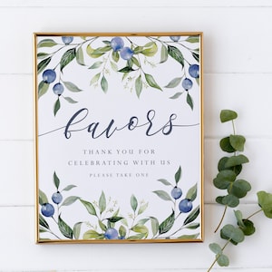 Könnte beinhalten: Ein druckbares Schild mit einem Aquarelldesign aus blauen Beeren und grünen Blättern. Das Schild sagt "favors" und "Vielen Dank, dass Sie mit uns gefeiert haben. Bitte nehmen Sie einen."