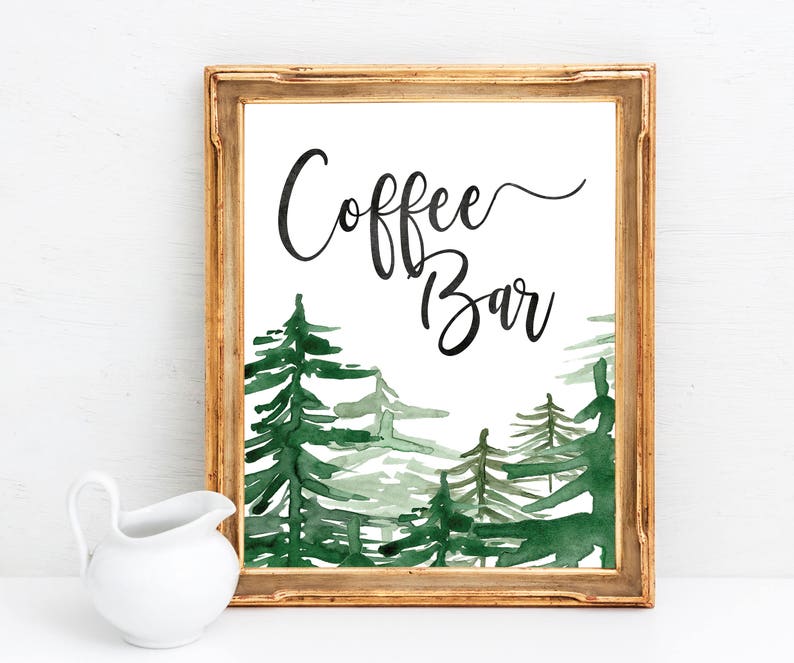 Puede incluir: Un cartel imprimible con una ilustraci&oacute;n de acuarela de una escena de bosque. El cartel dice "Coffee Bar" en caligraf&iacute;a negra.
