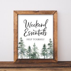 Może przedstawiać: Ramka z wydrukowanym znakiem z akwarelową ilustracją lasu z tekstem "Weekend Essentials" i "Help Yourself" w kolorze czarnym.
