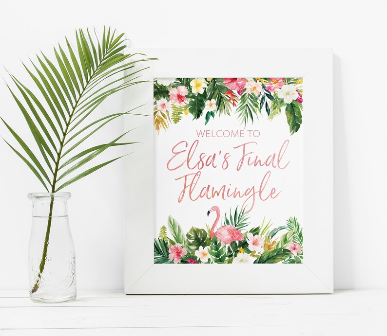 Op de afbeelding: Een wit ingelijst bord met een tropische bloemenrand en een roze flamingo. Het bord zegt "Welkom bij Elsa's Final Flamingle".