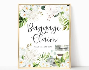 Può includere: Un cartello bianco con cornice dorata e dettagli floreali. Il cartello dice "Baggage Claim" e "Please take one home". Ci sono due valigie vintage a righe sul cartello.