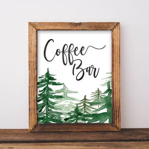 Puede incluir: Un cartel imprimible enmarcado con un fondo de acuarela de &aacute;rboles verdes y el texto "Coffee Bar" en caligraf&iacute;a negra.