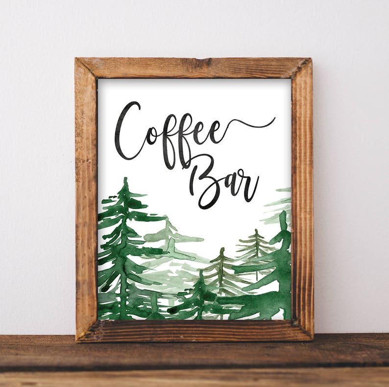 Puede incluir: Un cartel imprimible enmarcado con un fondo de acuarela de &aacute;rboles verdes y el texto "Coffee Bar" en caligraf&iacute;a negra.