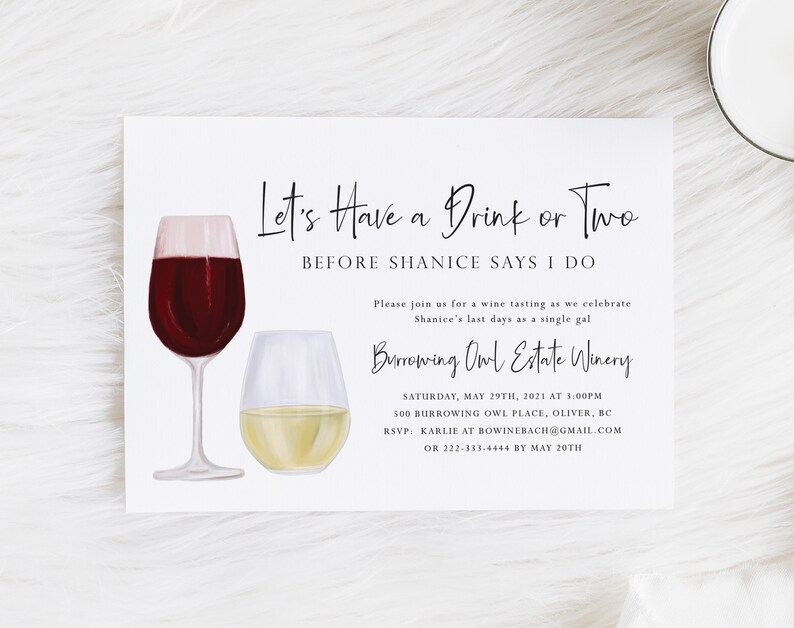 Peut inclure: Une carte d'invitation blanche avec une police d'&eacute;criture manuscrite qui dit "Let's Have a Drink or Two Before Shanice Says I Do". L'invitation est pour une d&eacute;gustation de vin &agrave; la Burrowing Owl Estate Winery le samedi 29 mai 2021 &agrave; 15h00. L'adresse est 500 Burrowing Owl Place, Oliver, BC. Les informations RSVP sont Karlie &agrave; bowinebach@gmail.com ou 222-333-4444 avant le 20 mai. L'invitation est illustr&eacute;e avec deux verres &agrave; vin, l'un avec du vin rouge et l'autre avec du vin blanc.