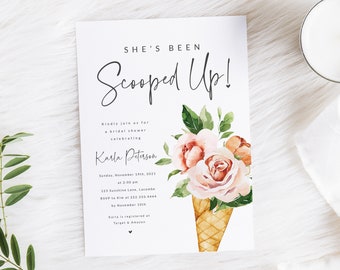 Puede incluir: Una invitación a una despedida de soltera con una ilustración de acuarela de un ramo de rosas rosas y melocotón en un cono de helado. El texto dice "She's Been Scooped Up!" e incluye el nombre de la novia, la fecha, la hora y el lugar.