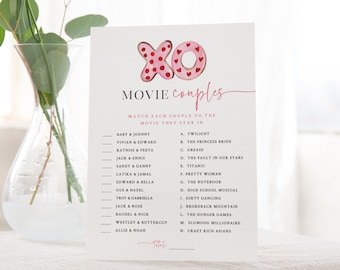 Pode incluir: Um cartão branco com o título "MOVIE couples" em rosa. A parte superior apresenta letras "XO" rosa decoradas com corações e bolinhas. O jogo lista casais de filmes e títulos para combinar.