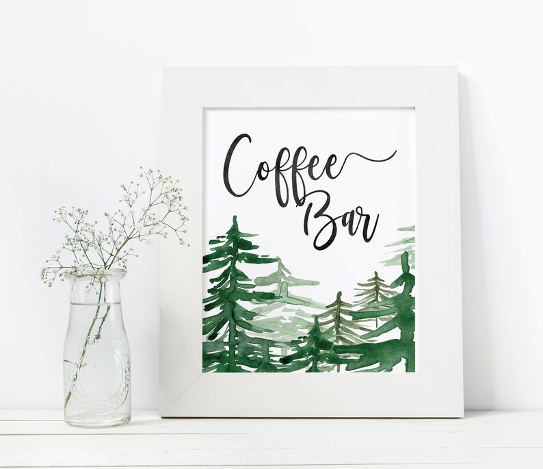 Puede incluir: Un marco blanco con una ilustraci&oacute;n de acuarela de una escena de bosque. El texto "Coffee Bar" est&aacute; escrito en letras cursivas negras.