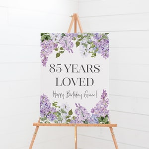 85. Geburtstag Party Schild - Druckbares Willkommensposter - Lila Geburtstagsparty Beschilderung - Lila Geburtstagsparty Dekoration - 85 Jahre geliebt