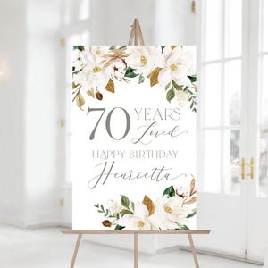Magnolien-Geburtstags-Party-Willkommens-Schild | Jedes Alter | Weiß Blumen Geburtstag Dekorationen | Alles Gute zum Geburtstag Poster zum Ausdrucken | 70 Jahre Geliebt Zeichen