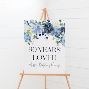 Letrero de fiesta de cumpleaños con flores azules - Letrero de bienvenida para fiesta de cumpleaños número 90 imprimible - 90 años de amor - Decoraciones para fiestas de cumpleaños importantes