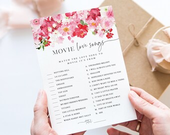 Pode incluir: Um cartão de jogo imprimível com uma borda floral rosa. O cartão tem um título que diz "Canções de amor de filmes". O jogo pede aos jogadores que combinem a música de amor com o filme de onde ela veio. O cartão lista 15 títulos de filmes e 15 títulos de músicas.