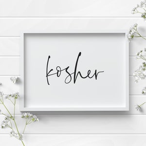 Peut inclure: Impression encadrée blanche avec le mot "kosher" écrit en cursive noire sur un fond blanc. L'impression est sur un fond de panneau de bois blanc avec des fleurs blanches.