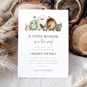 Puede incluir: Una invitación a un baby shower con ilustraciones caprichosas de criaturas del bosque. La invitación dice "A Little Believer is on the way!" e incluye detalles para el baby shower de Candace Meyers, incluyendo fecha, hora y lugar.