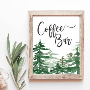 Puede incluir: Una impresi&oacute;n acuarela enmarcada con una escena de bosque verde y el texto "Coffee Bar" en letra cursiva negra.