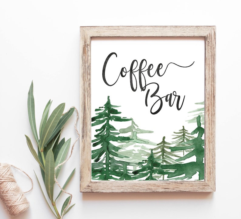 Puede incluir: Una impresi&oacute;n acuarela enmarcada con una escena de bosque verde y el texto "Coffee Bar" en letra cursiva negra.