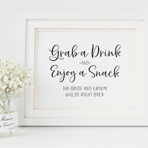 Cocktail Hour Hochzeitsschild - Schnappen Sie sich einen Drink, genießen Sie einen Snack, die Braut und der Bräutigam werden gleich zurück sein - Hochzeit Snacks Zeichen - Hochzeit Getränke Zeichen
