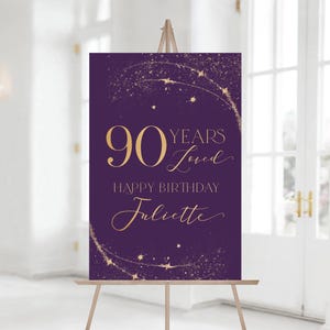 Lila und Gold alles Gute zum Geburtstag Willkommensschild | Jedes Alter | Druckbares 90 Jahre Loved Poster | Himmlischen Sternenhimmel Geburtstag Party Dekorationen