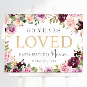 Lila Blumen alles Gute zum Geburtstag Zeichen - Druckbare Geburtstagsparty Willkommensschild - Jedes Alter - Erwachsener Meilenstein-Geburtstagsdekoration - Mama Geburtstag