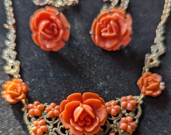 Set aus Halskette und Ohrringen mit künstlicher Korallenrose aus den 1930er Jahren
