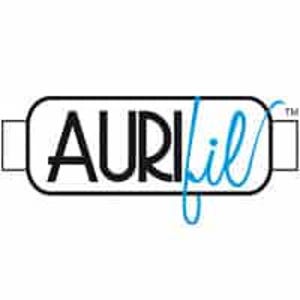K&ouml;nnte beinhalten: Ein wei&szlig;es und blaues Logo mit dem Wort "AURIfil" in schwarzen Buchstaben. Das "fil" ist in einer kursivschrift.