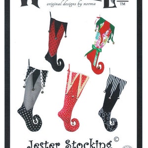 Puede incluir: Una colección de calcetines de bufón caprichosos en varios patrones y colores. Los calcetines presentan diseños rojos, negros y blancos con lunares, rayas y cascabeles. Se muestra el texto "The Whimsical Elf" y "Jester Stocking".
