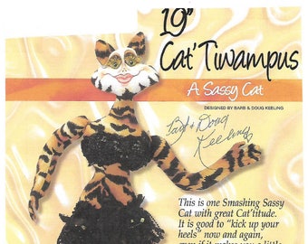 KK774E – CAT-TIWAMPUS - 生意気な猫の布人形のパターン、PDF ダウンロード