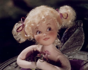 Viola, modello per bambola di stoffa con fatina dei fiori - Modello elettronico per creazione di bambole - PDF