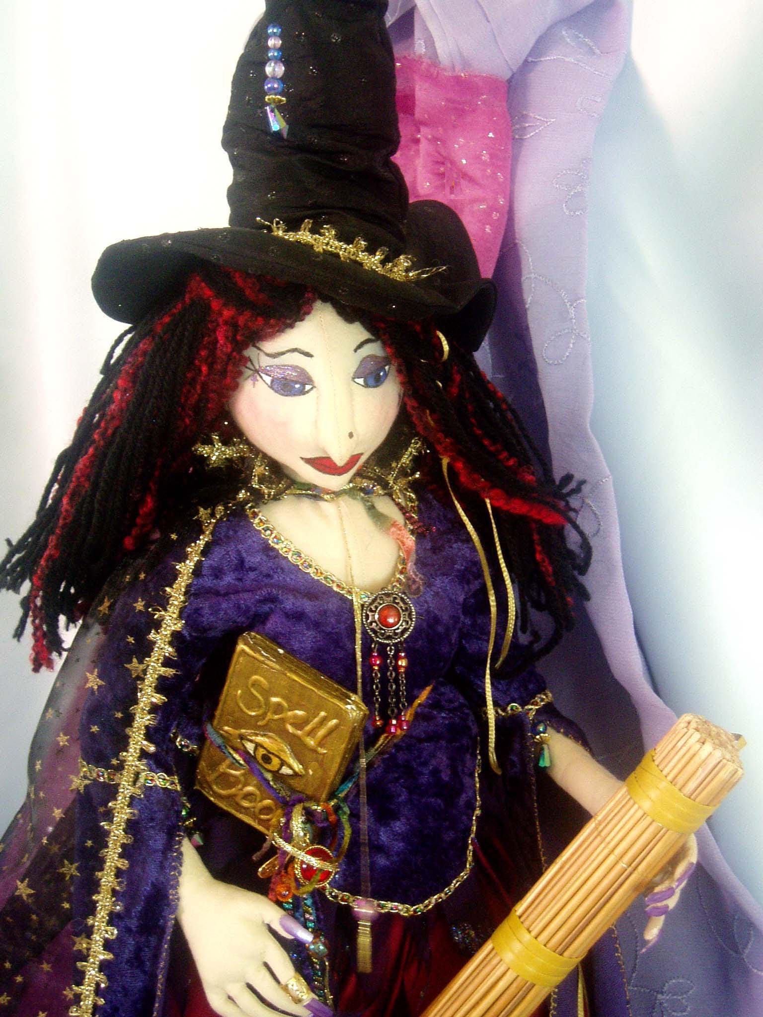 Talyse Sorcière avec balai - Figurine de Sorcière d'Auckland, Statue de
