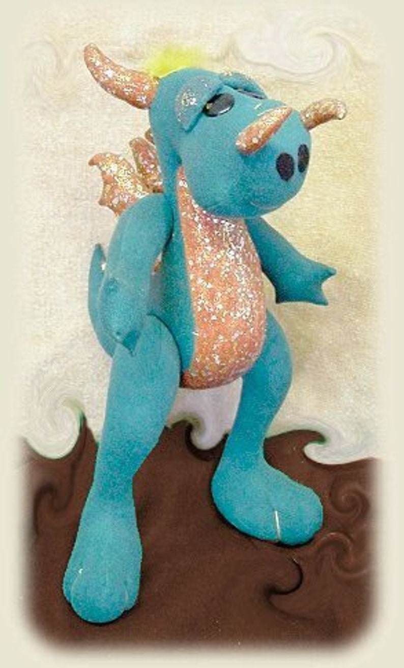 Design originale di Judi Ward Darrell il drago Modello elettronico per realizzare bambole di stoffa da 18 Scarica cartamodello immagine 1