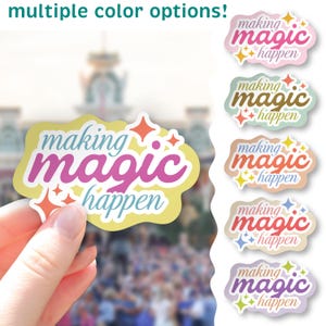 Puede incluir: Una pegatina con la frase "making magic happen" en rosa y azul, con estrellas naranjas. La pegatina tiene un borde amarillo. También se muestran varias pegatinas en diferentes colores.