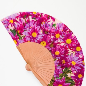 Bunter Fächer aus Holz und Kunstseide, handgefertigt in Spanien. Lila Gänseblümchen-Blumen, perfektes Geschenk für die Sommerhitze