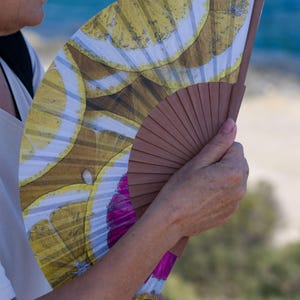 Farbenfroher Fächer aus Holz und Kunstseide, handgefertigt in Spanien. Perfektes Geschenk für den Sommer. Farben von Limetten und Zitronen.