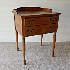 Vintage Early American Ethan Allen Birch Maple Nightstand Side Table Spindle