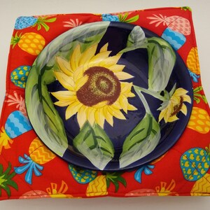 10&quot; Hot Pad Bowl Cozy (Red / Pineapples)