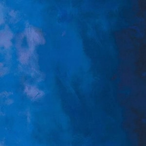 Op de afbeelding: Abstracte blauwe achtergrond met penseelstreektextuur. De afbeelding toont een verloop van blauwtinten, van licht naar donker, waardoor een gevoel van diepte en beweging ontstaat. Het kunstwerk heeft een schilderachtige kwaliteit.