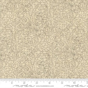 Pode incluir: Tecido bege com um padrão floral e de folhas castanho escuro detalhado. O design apresenta vinhas em redemoinho, flores e pequenos pontos. Uma régua está na parte inferior, com a palavra "moda" impressa.