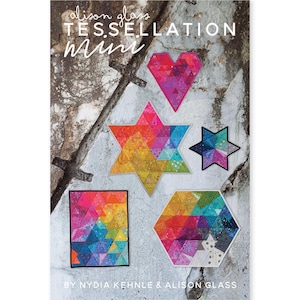 Puede incluir: Una portada de libro con el título "Tessellation Mini" y varias formas geométricas, incluyendo un corazón, estrellas y un hexágono, cada una llena de patrones triangulares coloridos. Las formas están dispuestas sobre un fondo texturizado de color claro.